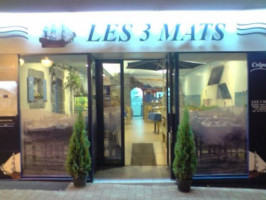 Les 3 Mats outside