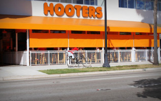 Hooters outside