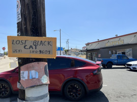 Giant Pizza King Linda Vista outside