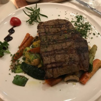 Ratskeller Steakhouse Nilot food