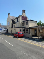 King's Head outside