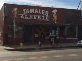 Tamales Alberto outside