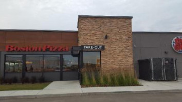 Boston Pizza outside