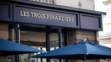 Les Trois Pinardiers food