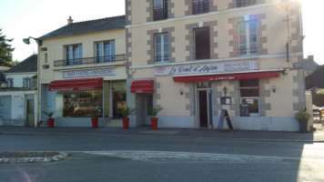 Hotel-Restaurant du Pont D'Anjou inside