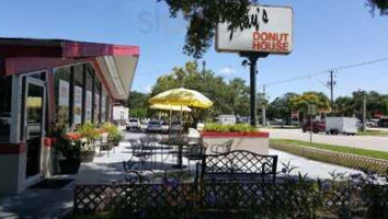 Fray's Donut House outside