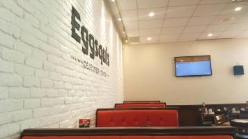 Restaurant Eggsquis inside