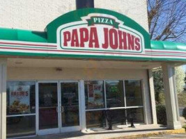 Papa Johns Pizza outside