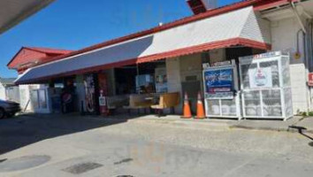 Barefoot's Country Store & Grill outside