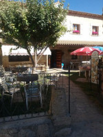 Hostal El Manzano outside