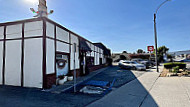 Red's Donuts outside