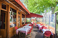 La Guinguette de Neuilly inside