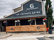 Les Enfants Gates outside