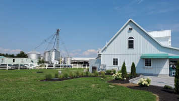 Vanderwende Farm Creamery outside