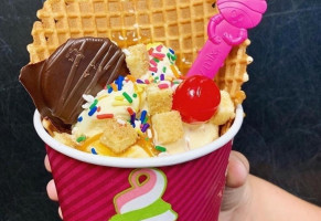 Menchie's Frozen Yogurt Parkville food