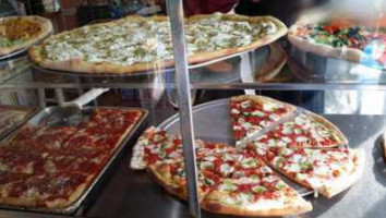 3 Luigis Pizzeria food