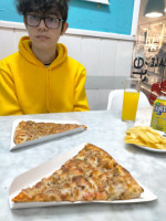 Dami Pizza food