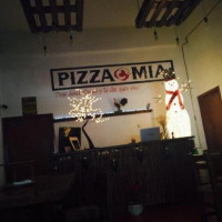 Pizza Mia outside