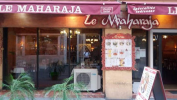 Le Maharaja outside