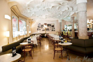 Café De La Pedrera inside