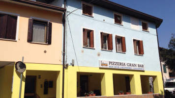 Pizzeria Gran outside