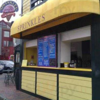 Sprinkles Ice Cream outside