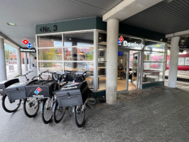 Domino's outside