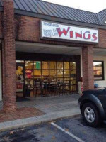 Honey Creek Wings outside