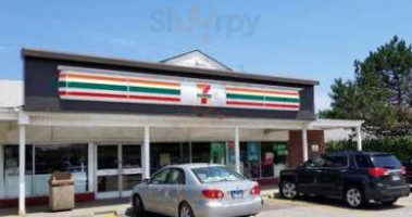 7-eleven outside