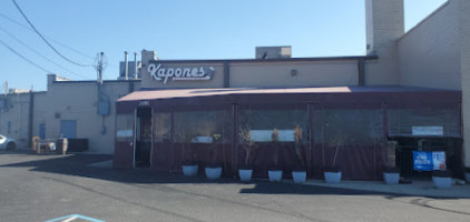 Kapones Sports Tavern food