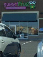 Sweet Frog Frozen Yogurt outside