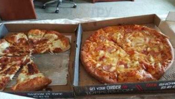 Toppers Pizza food