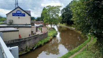 The Narrow Boat outside