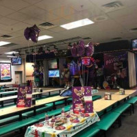 Chuck E. Cheese's food