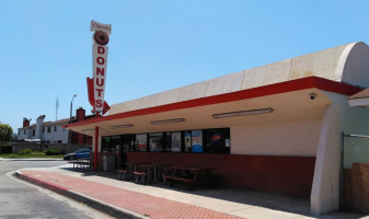 Cherri's Donuts outside