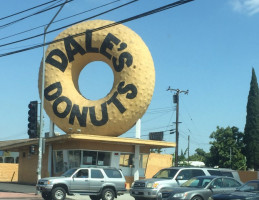 Dale's Donuts outside