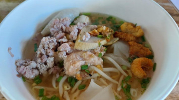 ก๋วยเตี๋ยวเรือกระทิสด วัดไชโย inside