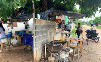 ร้านพิกุลส้มตำ บ้านละโว้ outside