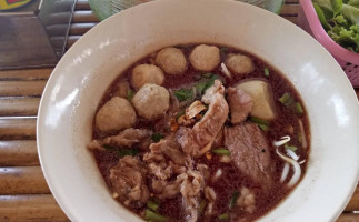 ก๋วยเตี๋ยวน้ำตก ข้าวขาหมูเด็กวัด food