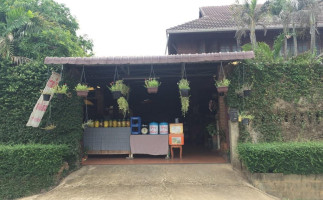 ร้านขายข้าวเหนียวของดอง inside