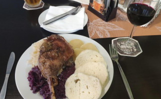 Hostinec U Lochmanů food