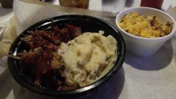 Rylon's Smokehouse food