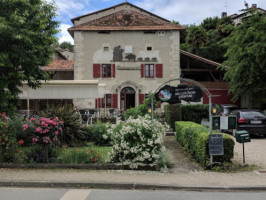 Le Saint Jacques Ferme outside