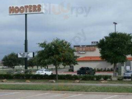 Hooters outside