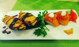 Sushi Salmone inside