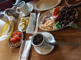 Los Tres Cochinitos food