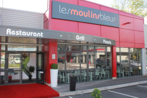 Les Moulins Bleus outside