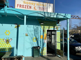 Honey Moon Frozen Yogurt outside