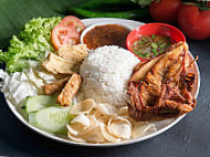 Emma Nasi Kukus Ayam Berempah food