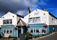 The Golden Fleece outside